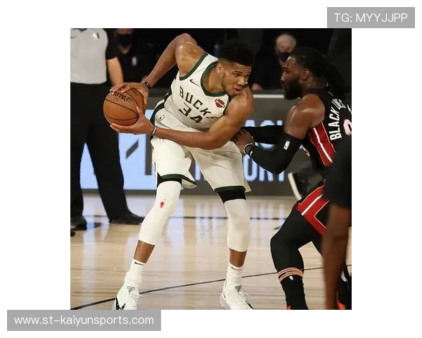 字母哥比赛后竟主动帮清理场地，被赞谦逊