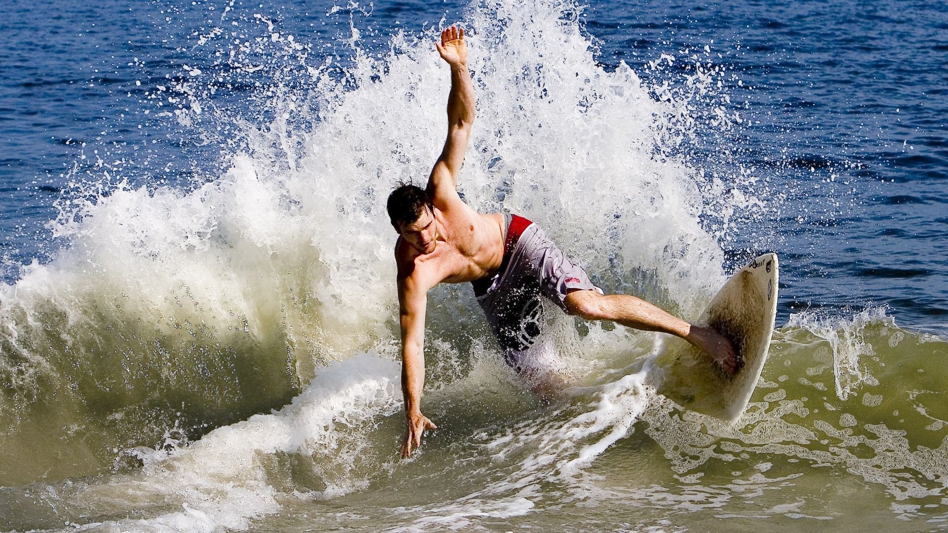 莱昂·马尔尚泳池内外双重突破，莱昂和玛蒂尔达是爱情吗